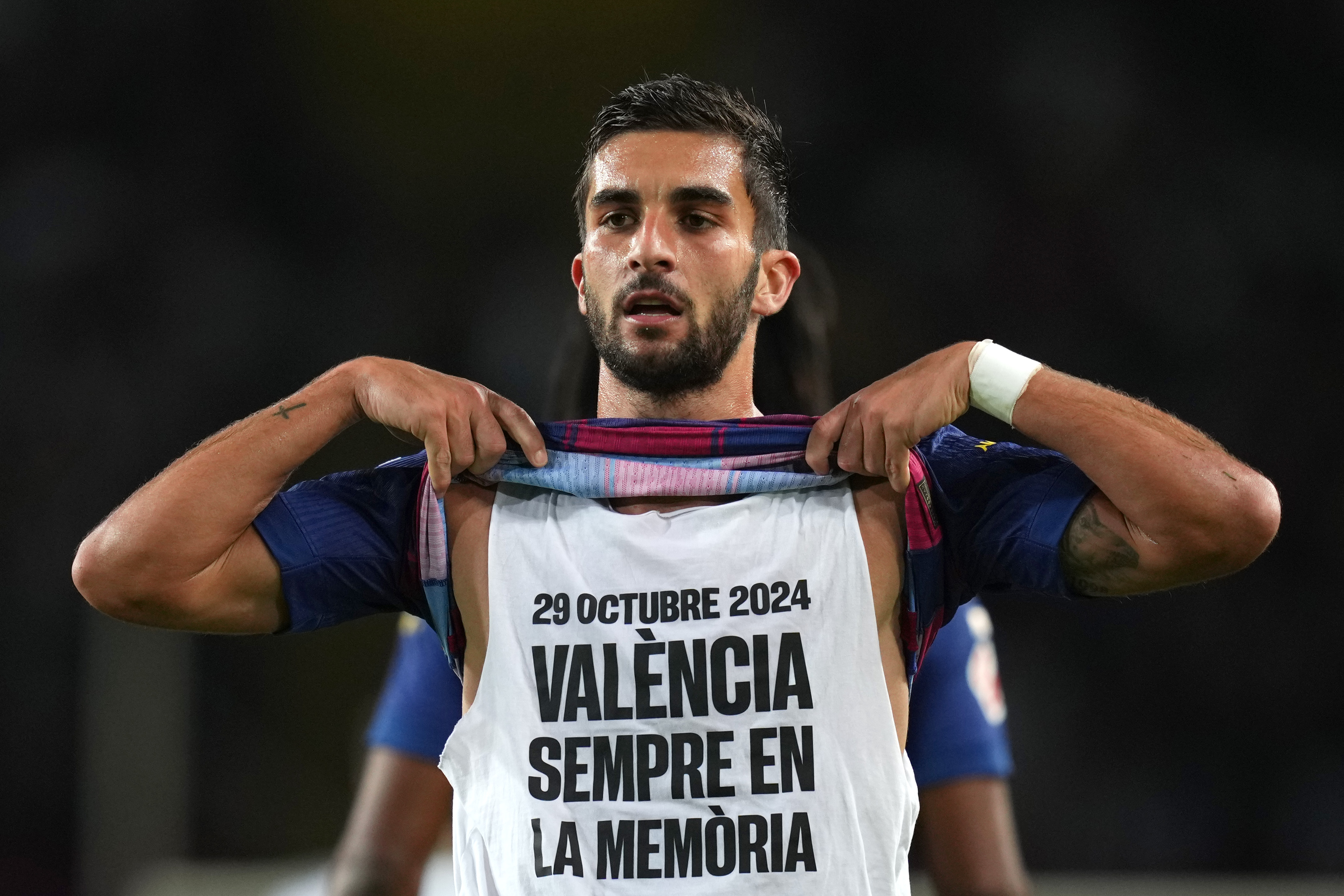 Ferran Torres homenajea a las 229 víctimas de la DANA en su gol 50 con el Barça