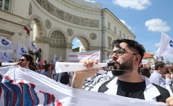 "Dość umierania pacjentów w kolejkach". Protest lekarzy i rezydentów w Warszawie