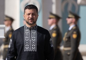Ukrajinski predsednik Volodimir Zelenski u tradicionalnoj ukrajinskoj vezenoj košulji - višivanki