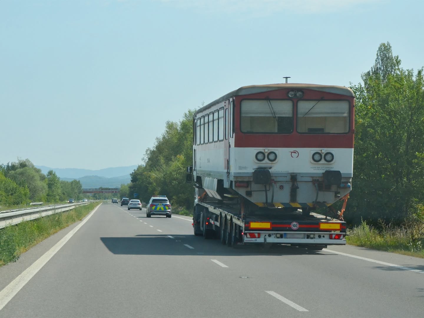 Vozeň bude slúžiť deťom na novom ihrisku.