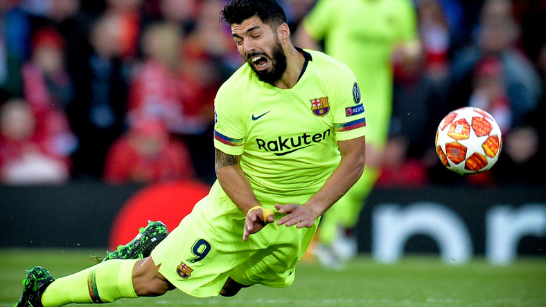 Luis Suarez jeszcze w czwartek będzie musiał przejść operację prawego kolana – poinformowała FC Barcelona. Urugwajczyk doznał urazu we wtorkowym meczu z Liverpoolem (0:4). 