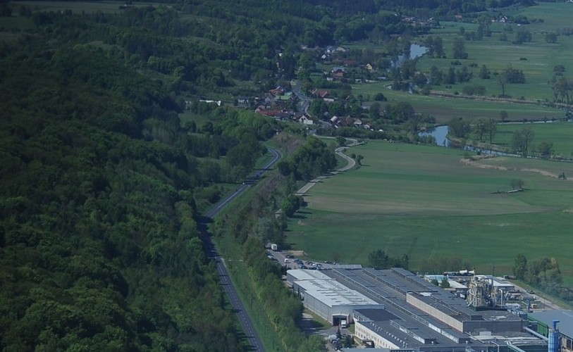 Pierwszą inwestycją edukacyjną Voelkela było założenie Wyższej Szkoły Nauk Humanistycznych i Dziennikarstwa w Poznaniu, która miała stanowić kuźnię kadr dla mediów, w których posiadaniu wówczas był biznesmen.