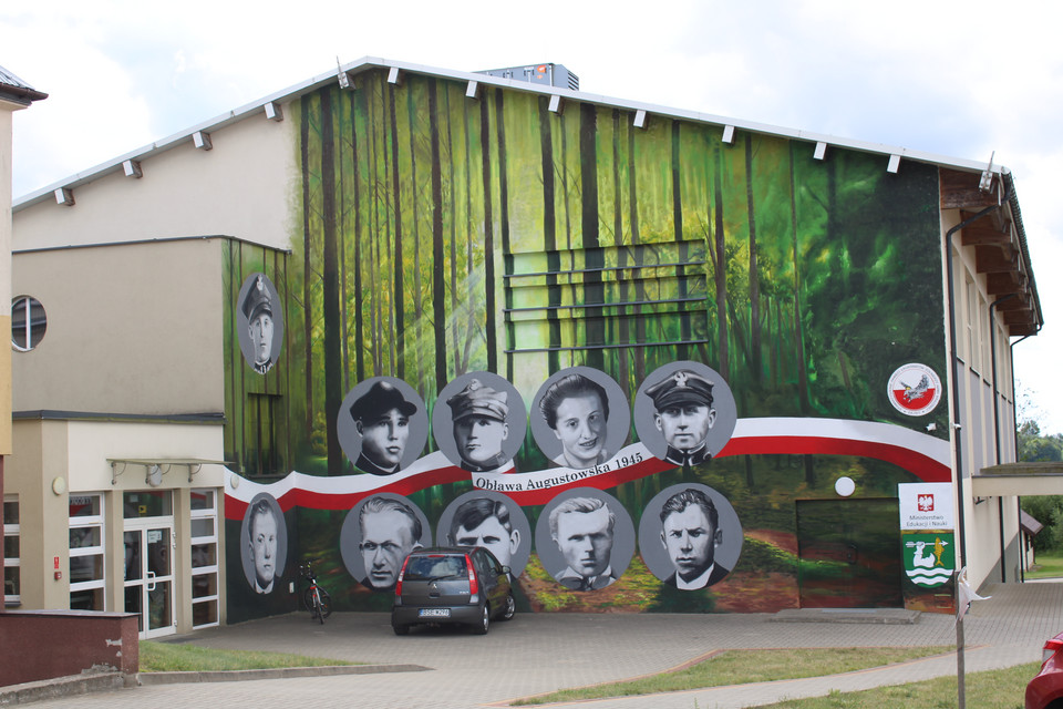 Mural na hali sportowej w Gibach ku pamięci ofiar obławy augustowskiej