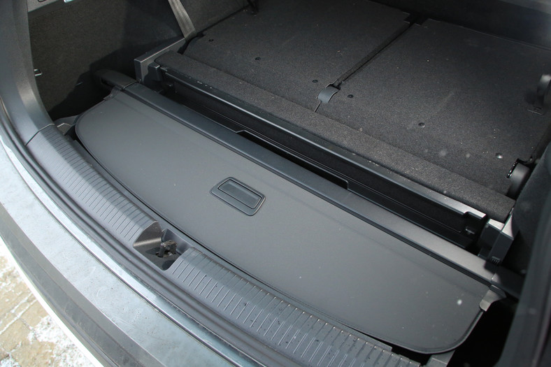 Seat Tarraco 1.5 TSI Xcellence: w podłodze bagażnika przewidziano miejsce na roletę – to się chwali