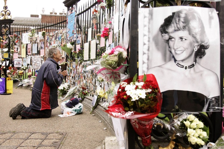 Po paryskim wypadku w 1997 r., w którym zginęła niezwykle popularna w Wielkiej Brytanii księżna Diana, rodzina królewska początkowo odmówiła opuszczenia flag do połowy masztu na znak żałoby. Wzbudziło to ostre protesty społeczeństwa. <br>
Księżna Walii otrzymała więc ceremonię pogrzebową, która kosztowała 7,7 mln dolarów, ich wartość dziś to 11,8 mln dol. <br>Przyjaciel Diany, Elton John, wykonał przekształconą w hołdzie dla niej piosenkę „Candle in the Wind”. Na trasie konduktu, podczas przejazdu z Opactwa Westminsterskiego do Northamptonshire, stało ponad milion osób. Transmisję w telewizji oglądało nawet 2,5 mld osób na całym świecie.