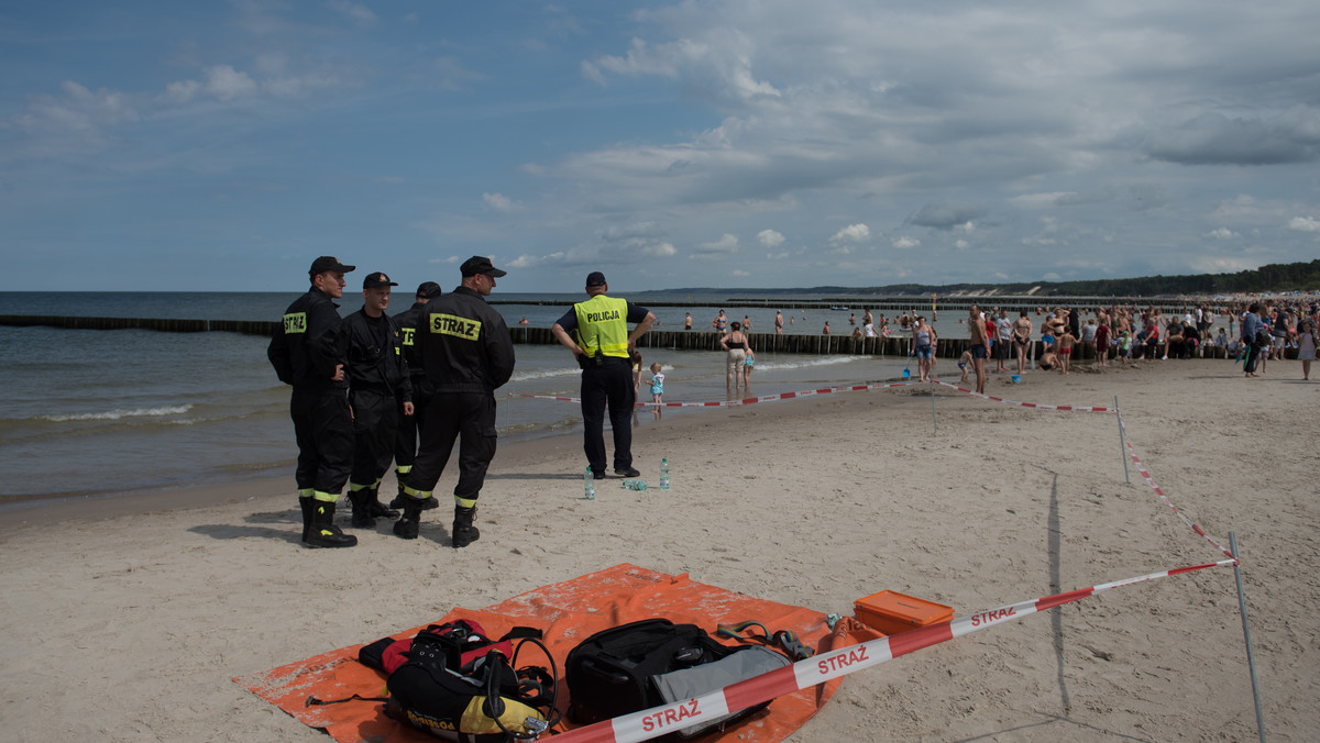 Na plaży w Orzechowie znaleziono dzisiaj zwłoki dziewczynki. Pracujący na miejscu funkcjonariusze potwierdzili w rozmowie z Onetem, że jest to ciało siedmiolatki, która zaginęła w niedzielę po tym, jak weszła z ojcem do Bałtyku.