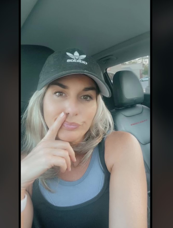 Rachel si vzťah so zajačikom nevie vynachváliť.