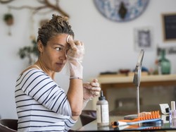 Podczas farbowania włosów skóra głowy wymaga ochrony. Oto, jak należy o nią zadbać