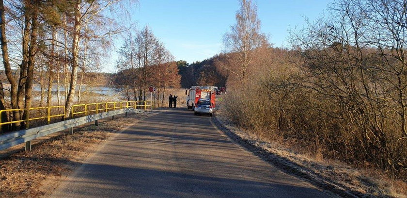 Wypadek na Pomorzu. Kierowca wjechał do jeziora