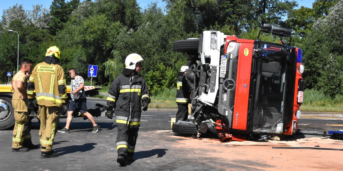 Lubin. Wóz strażacki zderzył się z samochodem. Cud, że nikt nie zginął