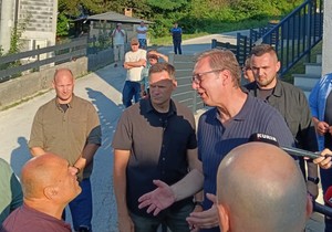 Aleksandar Vučić dočekuje građane ispred porodične kuće
