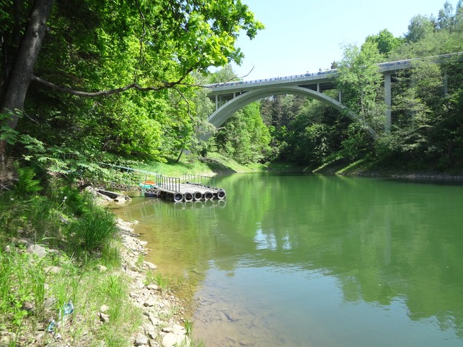 Wilczy Jar i most, z którego spadły autobusy. Zdjęcie współczesne
