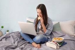 Matura 2024. Czego unikać w trakcie nauki do egzaminów? Dietetyczka kliniczna wskazuje produkty, które potrafią namieszać w pracy mózgu