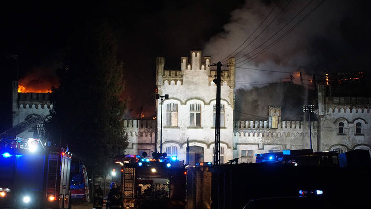 Olbrzymie straty po nocnym pożarze zabytkowego pałacu w Miłachowie niedaleko Kamienia Pomorskiego. Od 3 nad ranem z ogniem walczyło 16 zastępów straży pożarnej. Dach XIX-wiecznego budynku spłonął doszczętnie, a część konstrukcji zawaliła się do środka.