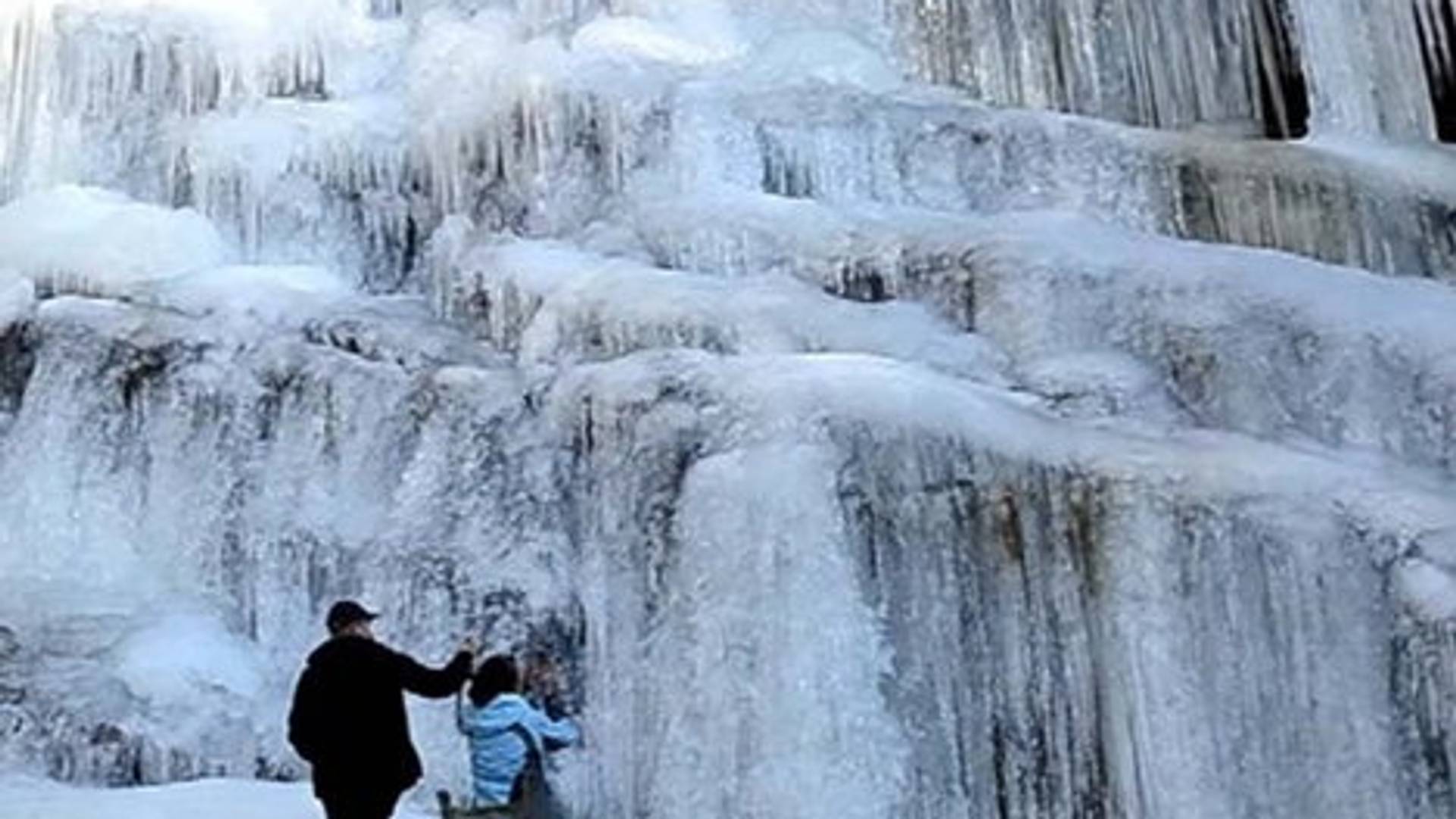 Zaleđeni vodopadi Stare planine kao iz bajke da su izašli