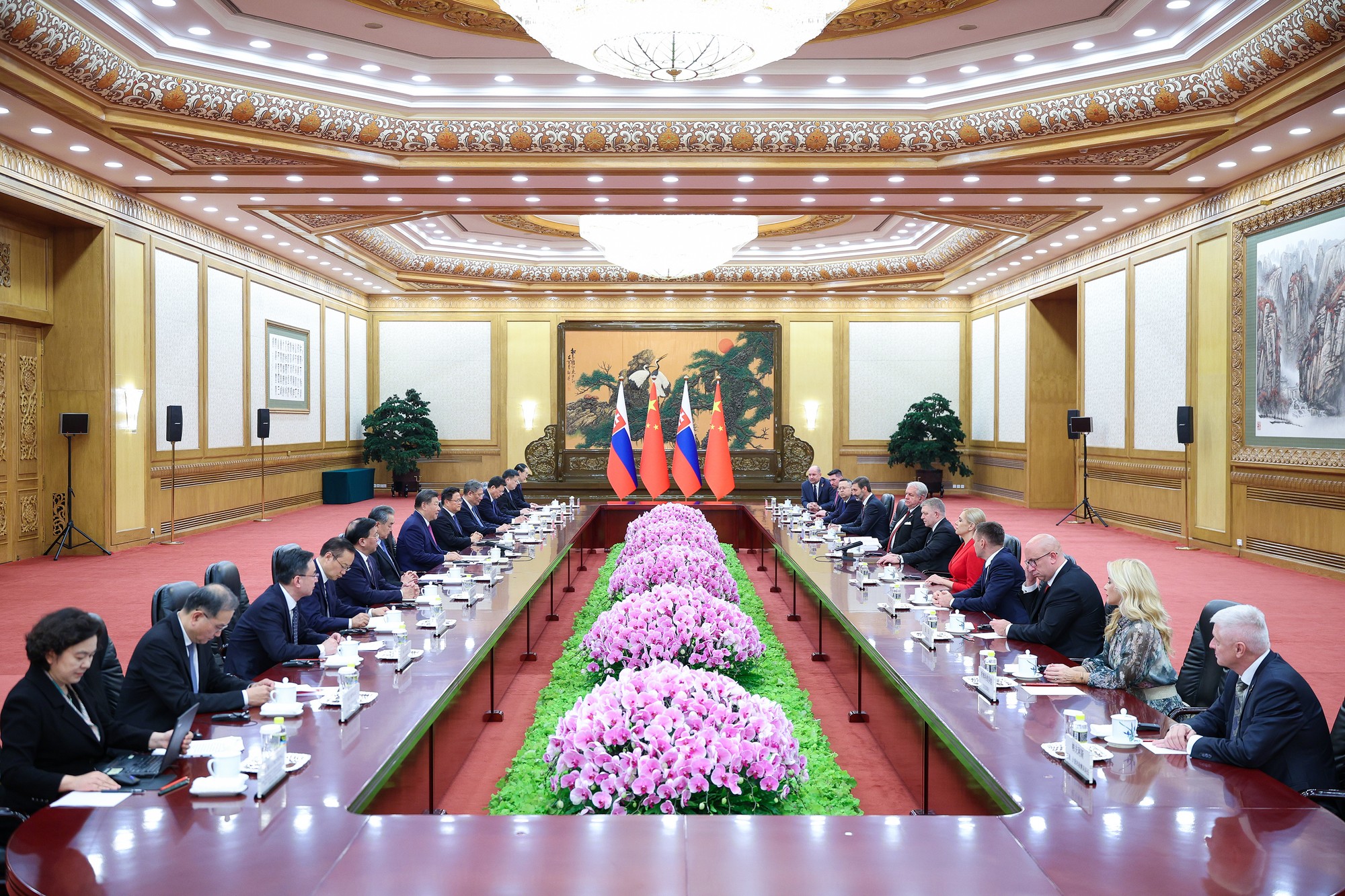 Slovenský premiér Robert Fico (uprostred vpravo) a čínsky prezident Si Ťin-pching (uprostred vľavo) počas stretnutia v Pekingu.
