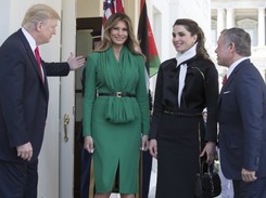Równie piękne równolatki...? Melania Trump poległa w starciu na twarze z królową Ranią. FOTO