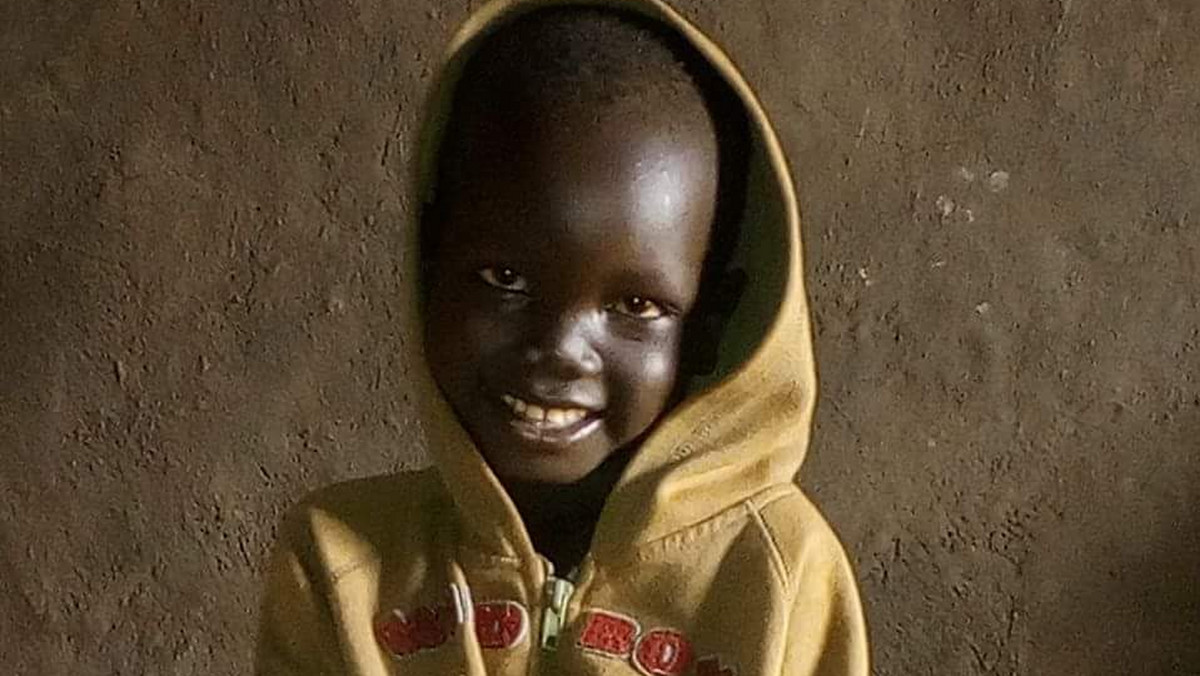 W Polsce już trwają wakacje. Ale dzieci w Afryce marzą nie o wakacjach, a o pójściu do szkoły. To marzenie może pomóc spełnić każdy z nas. Jim ma osiem lat i pochodzi z Sudanu Południowego, ale mieszka w Ugandzie. Ze swojej ojczyzny uciekł przed wojną domową i głodem. Tak jak już ponad milion Sudańczyków.