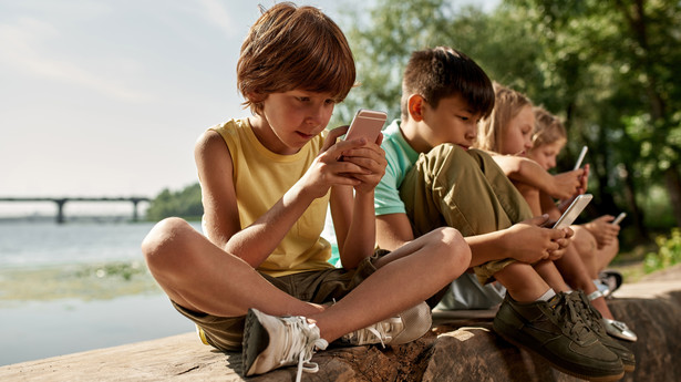 UNESCO przestrzega przed wpływem smartfonów na wzrok i stan emocjonalny dzieci