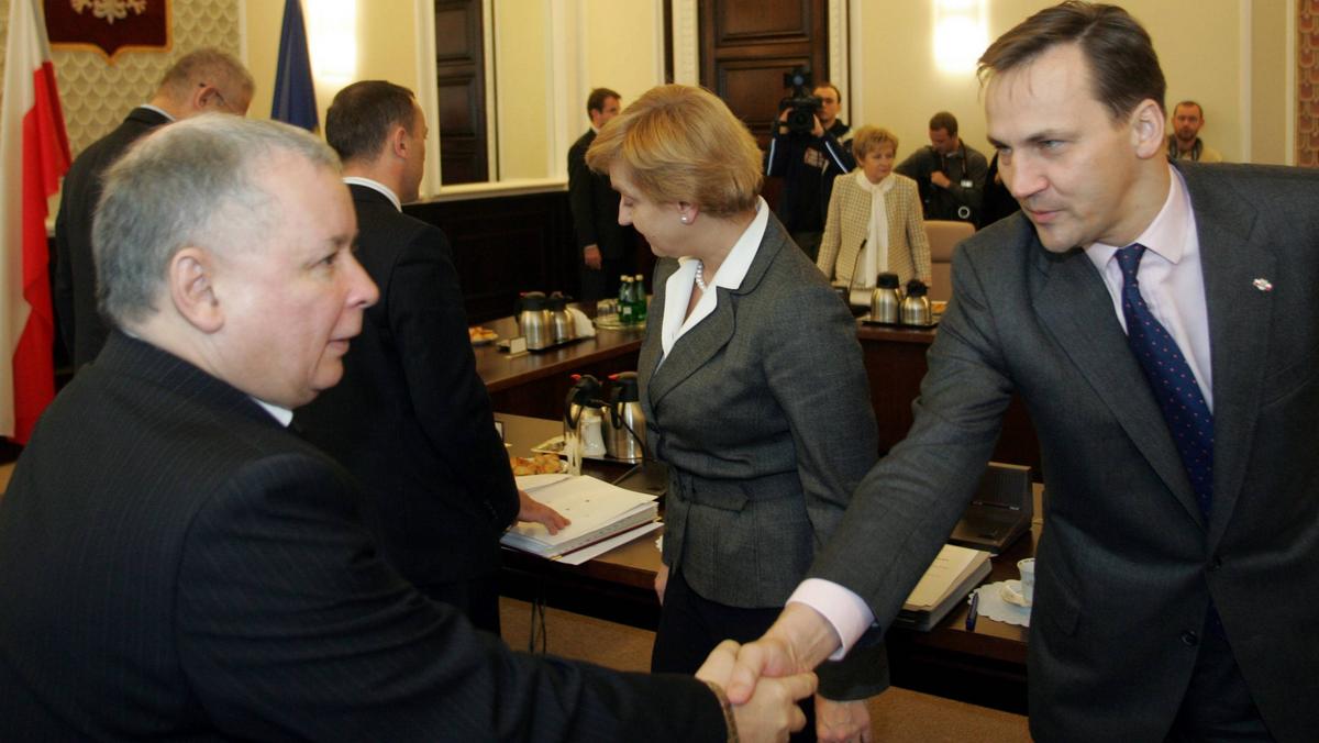 Posiedzenie rządu 07.11.2006 r. Ówczesny premier Jarosław Kaczyński i szef MON Radosław Sikorski