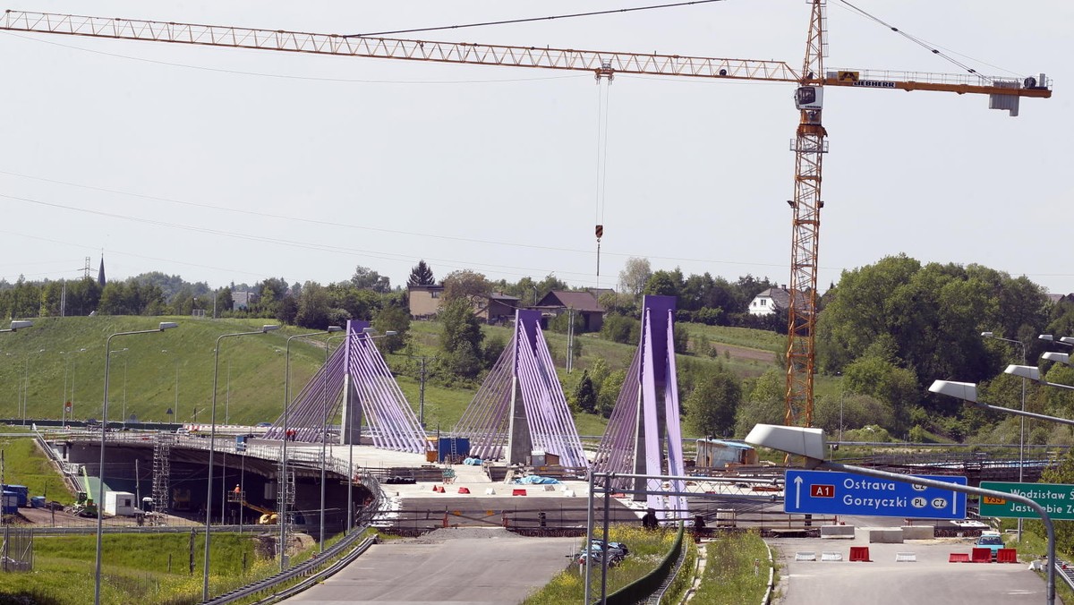 Generalna Dyrekcja Dróg Krajowych i Autostrad nie otrzymała jeszcze od Alpine Bau odpowiedzi w sprawie dokończenia mostu na A1 w Mszanie - poinformowała PAP rzeczniczka GDDKiA Urszula Nelken. Dyrekcja chce, by firma zweryfikowała swoją decyzję w tej sprawie.