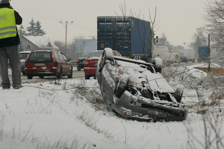 W zimie na śniegu o poślizg nietrudno. A jeżeli auto ma opony letnie, to szanse na wyprowadzenie go z poślizgu są bardzo niskie.