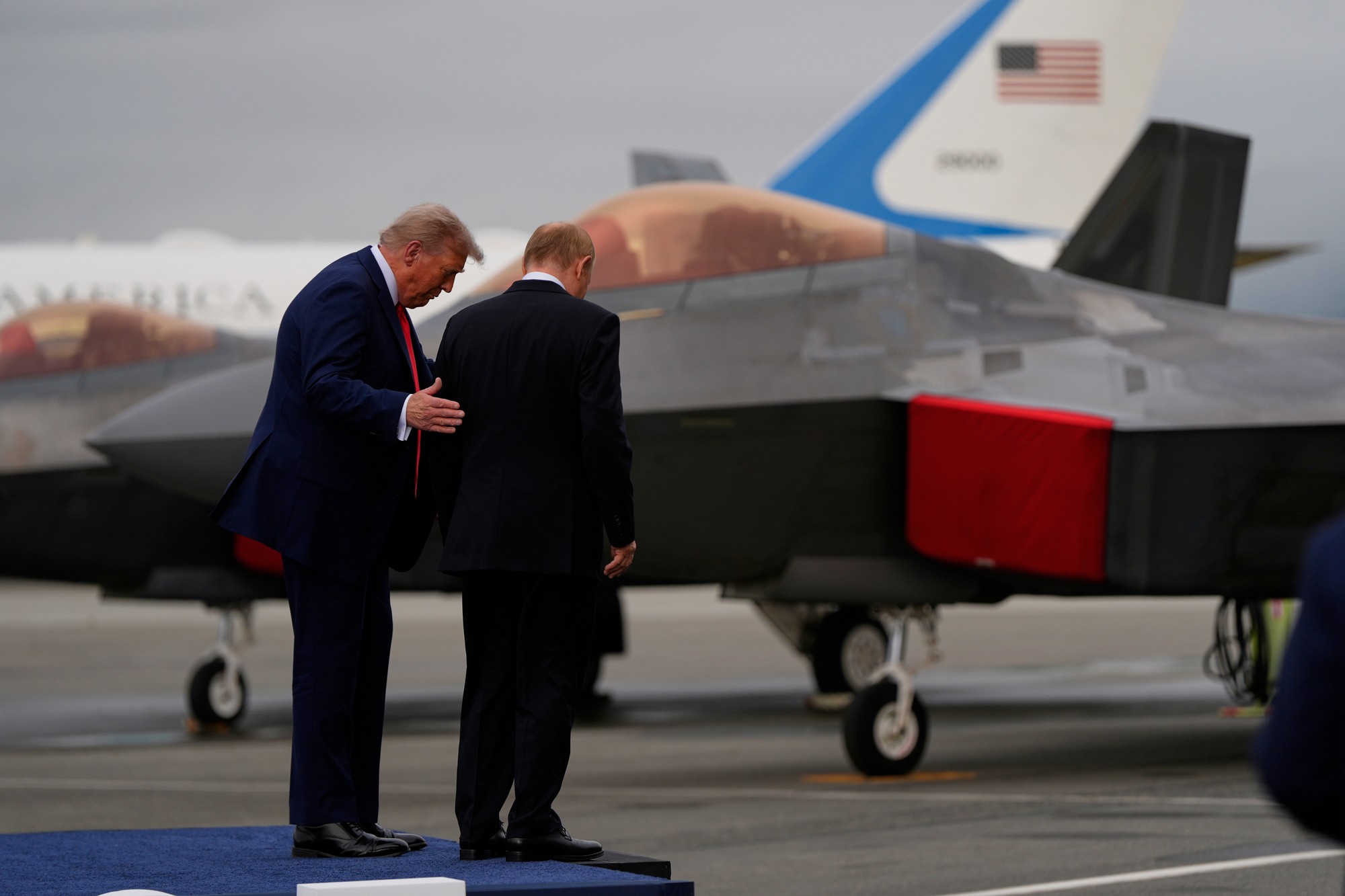 Prezident Donald Trump odchádza z pódia s ruským prezidentom Vladimirom Putinom v piatok 15. augusta 2025 na spoločnej základni Elmendorf-Richardson na Aljaške.