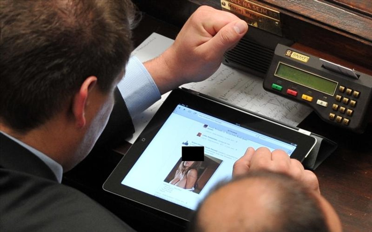 Poseł ogląda goliznę na tablecie