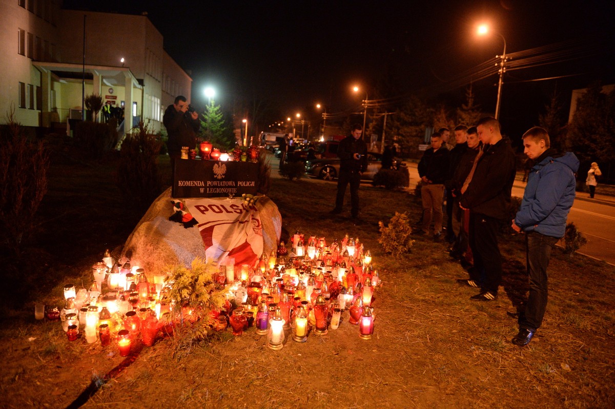 Znicze przed Komendą Powiatową Policji w Legionowie