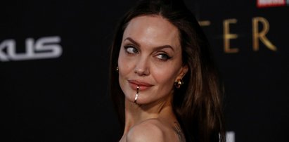 Co ona ma na twarzy... Angelina Jolie wygląda jakby nadziała się na wędkarski haczyk