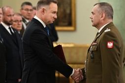 Prezydent Andrzej Duda oraz nowo powołany dowódca Sztabu Generalnego Wojska Polskiego gen. broni Wiesław Kukuła w Pałacu Prezydenckim