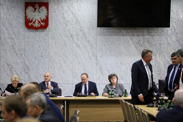 Sejmowa komisja poparła prezydencki projekt pomocy frankowiczom. Kredytobiorcy wyszli z sali