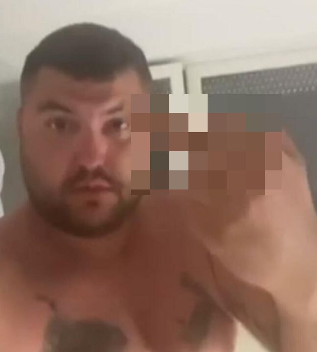 Asmin je pobesneo, pokazuje srednji prst