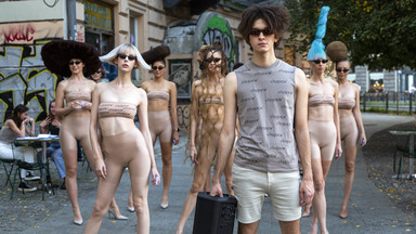 Salon "U Fryzjerów" zaskoczył odważnym pokazem fryzur. Modelki spacerowały półnago po ulicach Warszawy