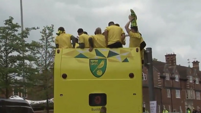 Focisták tolták az angol másodosztálybeli bajnok, a Norwich City buszát – videó