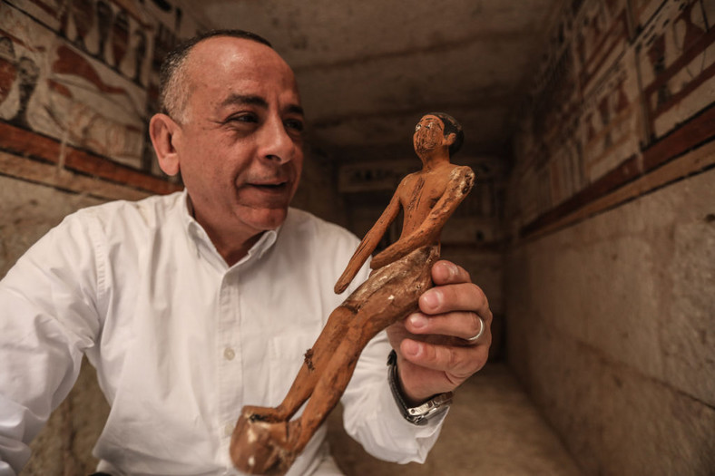 Mostafa Waziri, sekretarz generalny Rady Starożytności prezentuje znaleziony w grobowcu posążek