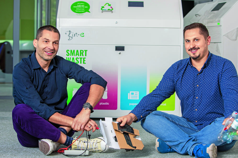 Marcin Łotysz (z lewej) i Jakub Luboński ze swoim inteligentnym śmietnikiem Bin-e objechali już cały świat. Jest duża szansa, że polska technologia zrobi karierę globalną.