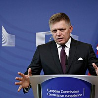 Csodát tettek Fico-val az orvosok, pedig a vékonybele öt helyen is kiszakadt a lövésektől