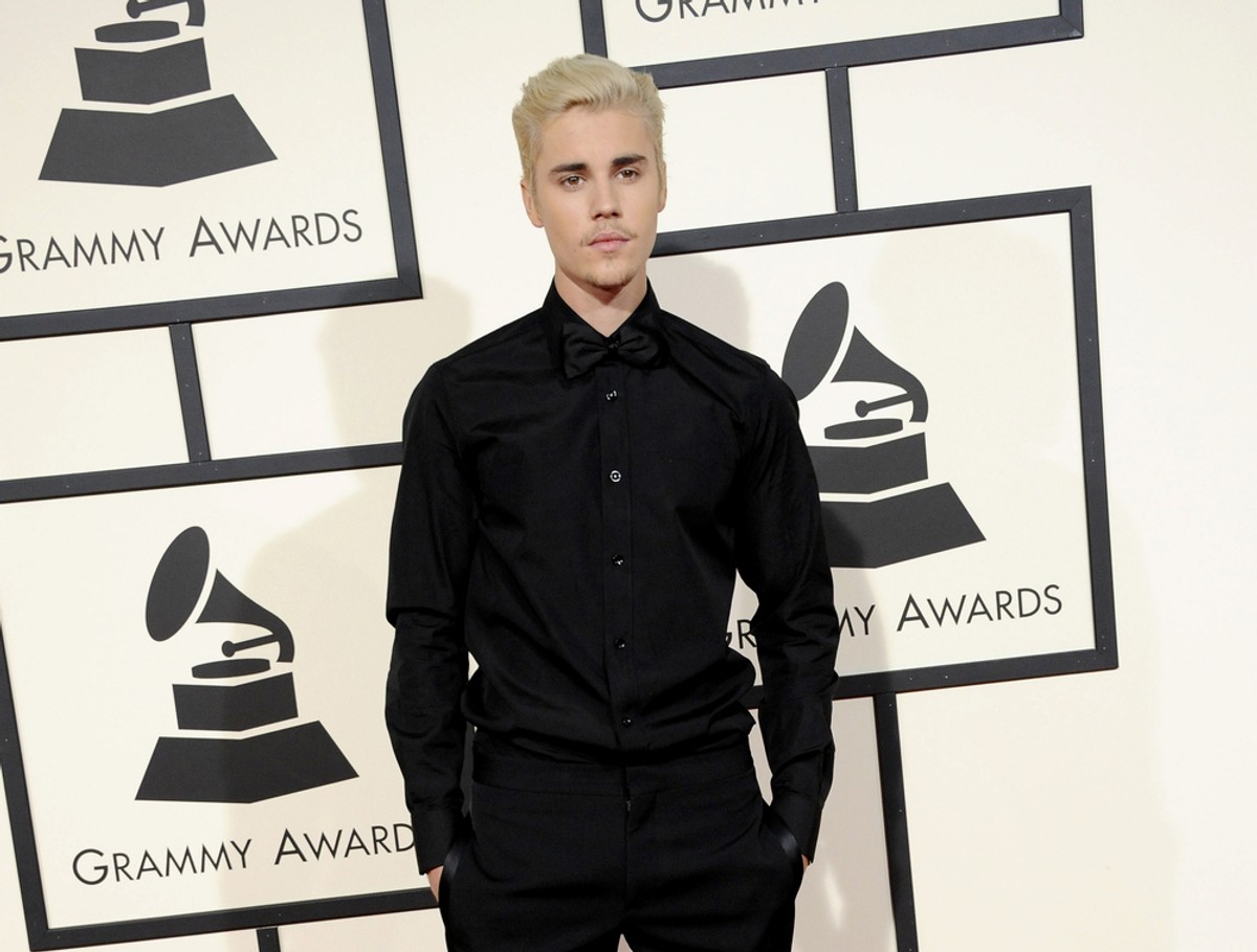 To się nazywa sukces! Justin Bieber wyprzedał całą linię sygnowanych przez siebie… kapci