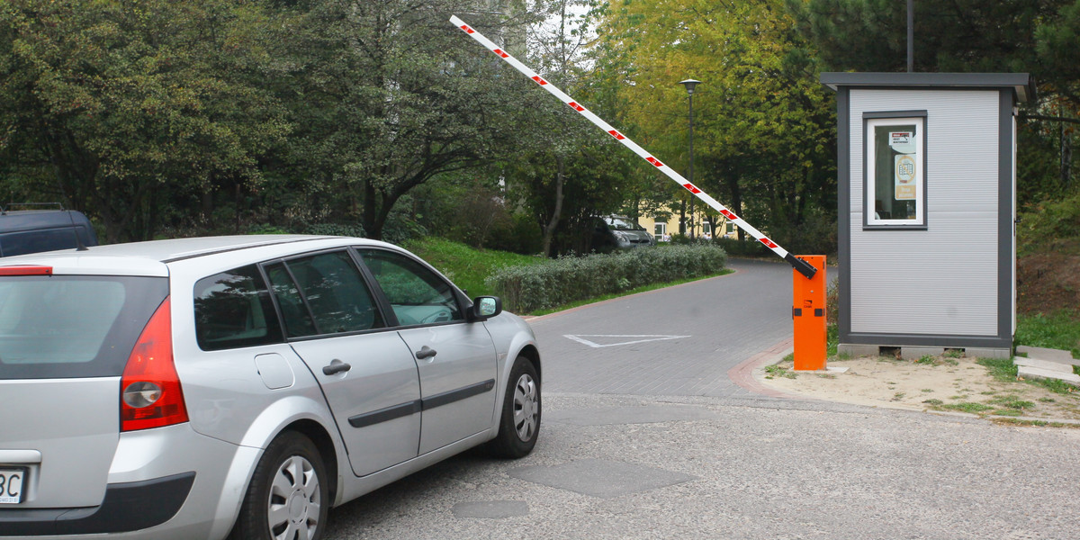 Mieszkańcy ul. Dembowskiego cieszą się, że szlaban na drodze blokuje dojazd do pobliskiej szkoły. Rodzice narzekają.