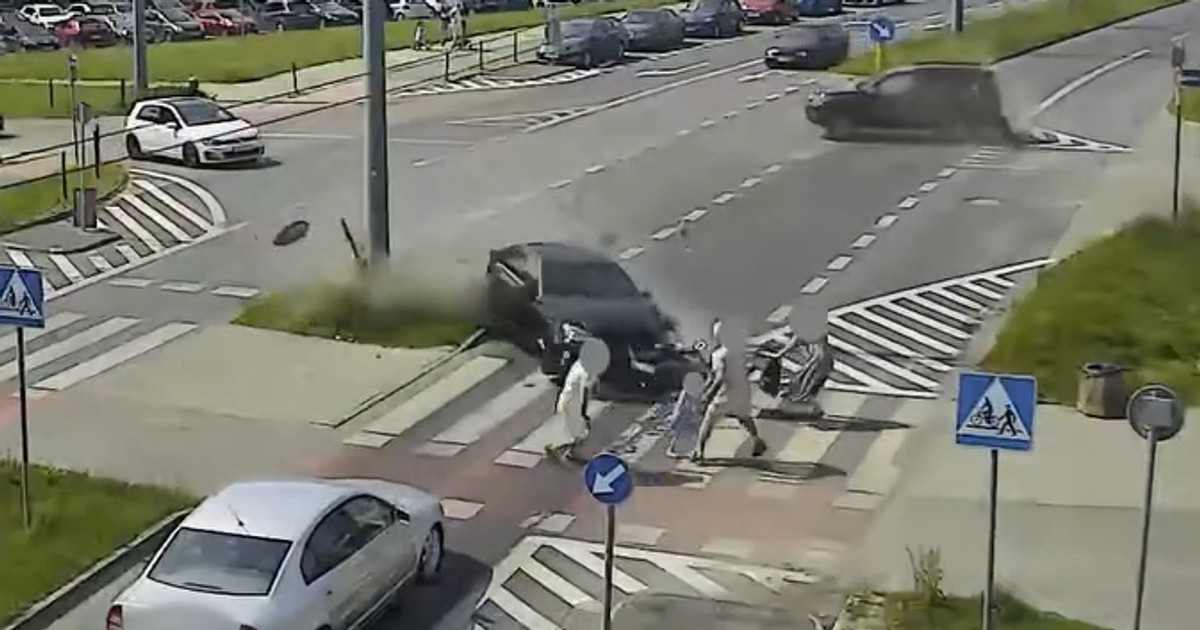 Tychy: Cudem uniknięta tragedia z dzieckiem w wózku – co ujawniły nagrania z przejścia