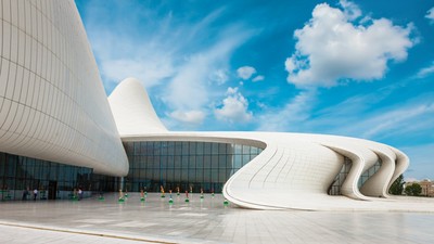 BAKU Centrum Hejdara Alijewa zaprojektowane przez iracko-brytyjską architektkęz Zahę Hadid