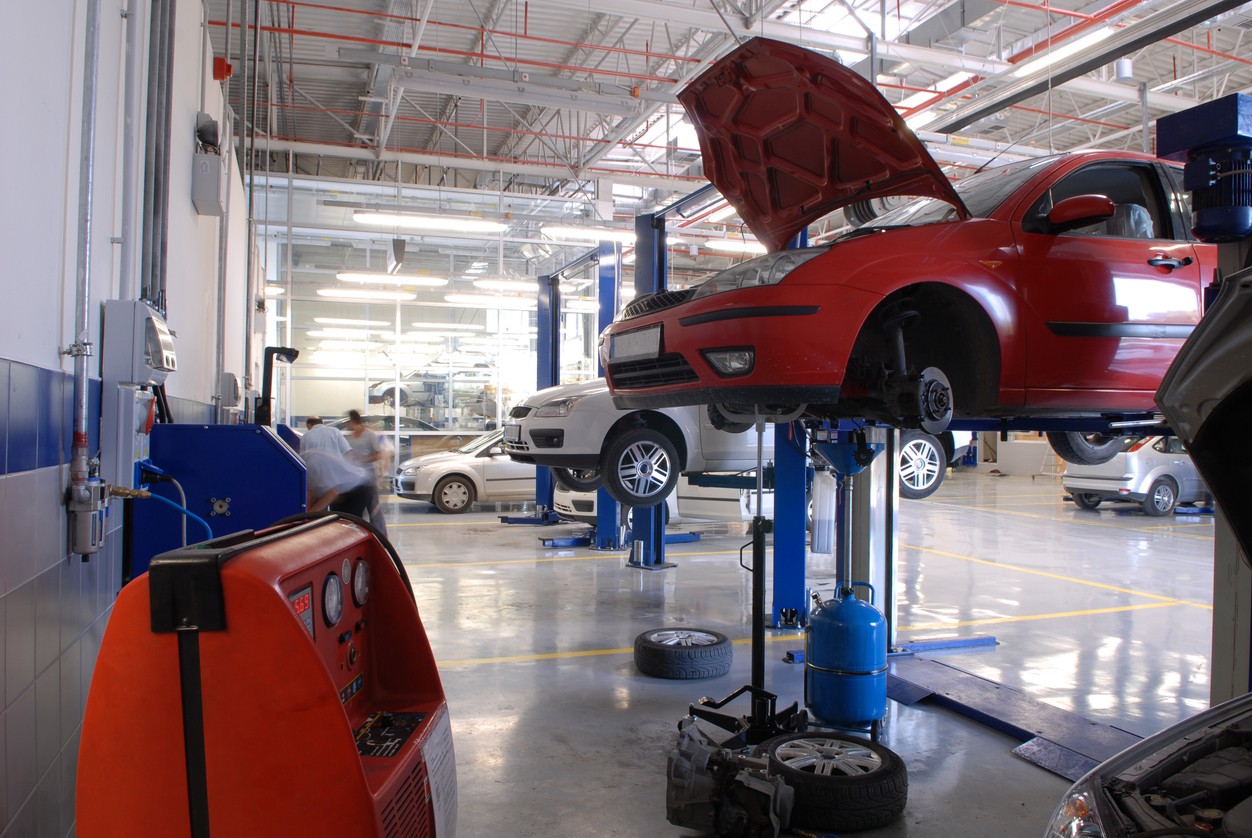 Mechanik kontroluje palivovú sústavu — nečistoty z nekvalitného paliva ničia vstrekovače aj vysokotlakové čerpadlo. 