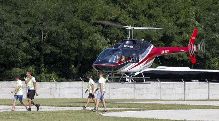 Hiába volt költséges, sokan érkeztek helikopterrel a pályára Fotó Czerkl Gábor