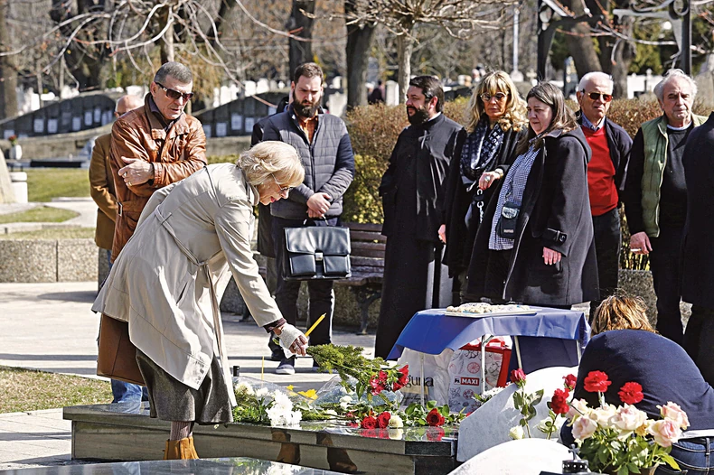 Branka Petrić na Gaginom grobu