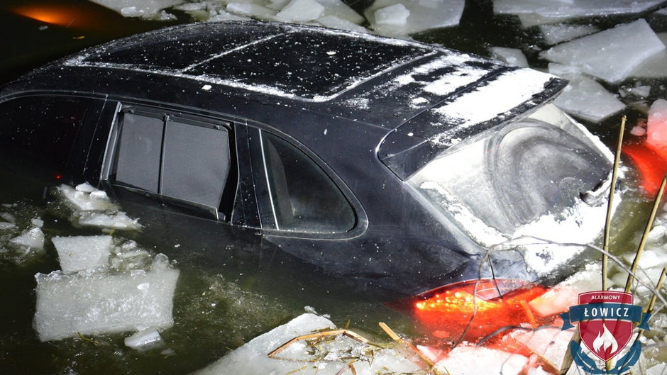 Porsche cayenne wpadło do stawu po załamaniu się lodu