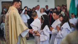 pierwsza komunia 2026. podpowiadamy jak dobrać dobry prezent, gdy kope