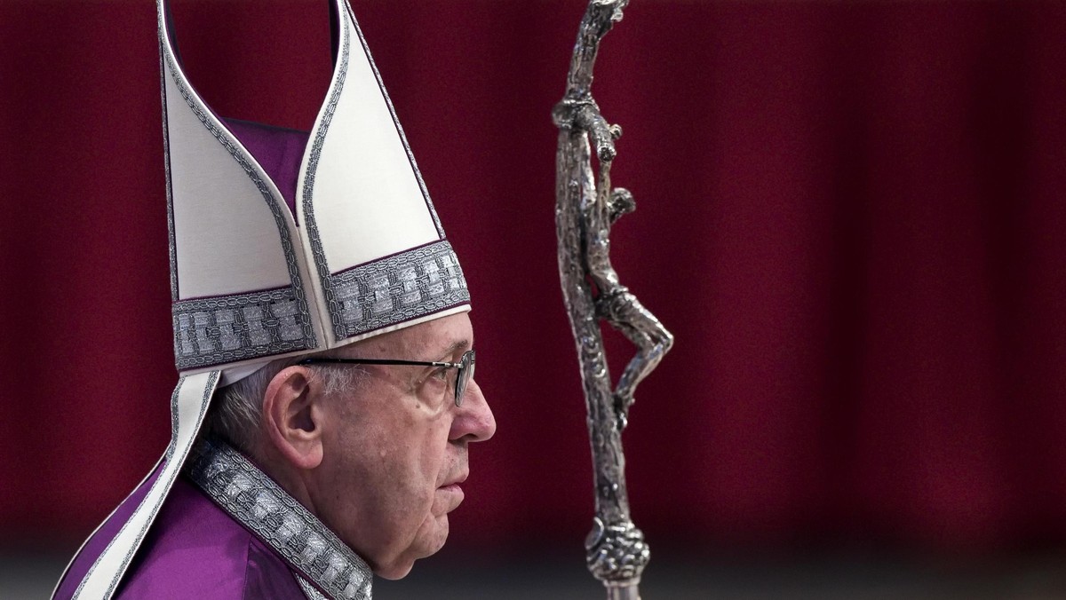 Papież Franciszek podczas spotkania z wiernymi dziś w niedzielę przestrzegł przed pokusą "chodzenia na skróty" w obliczu lęku i niepokoju o przyszłość oraz strachu przed chorobą i śmiercią. Wśród pokus tych wymienił narkotyki, przesądy i "zgubne rytuały magii".