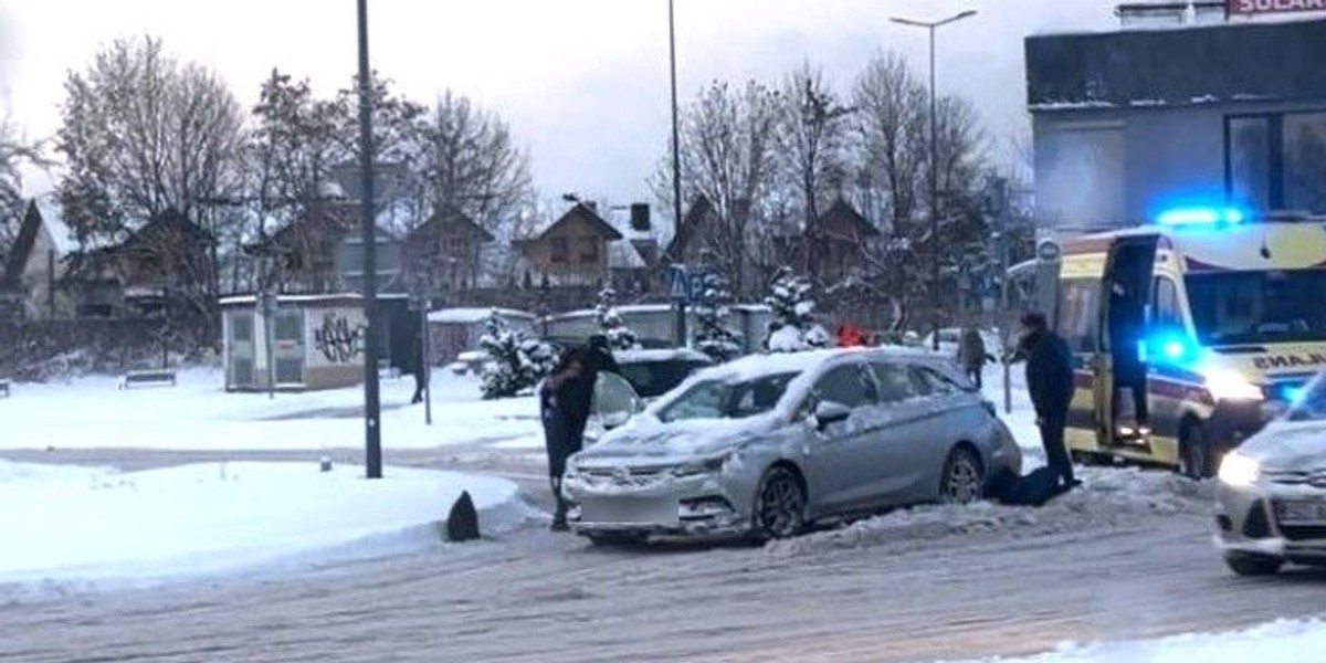 Jechała z tatą. Stało się coś złego. Tragedia na sosnowieckim rondzie.