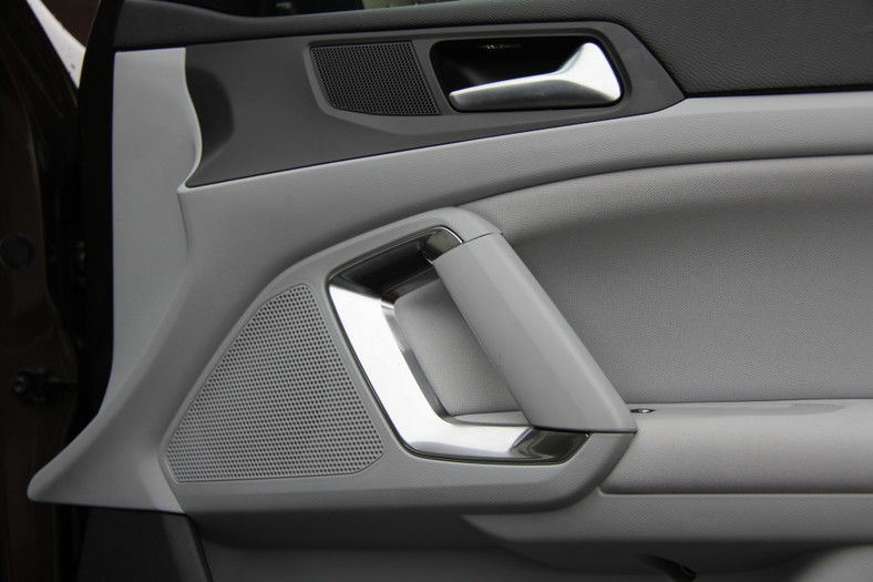 Głośniki w przednich drzwiach Peugeota 308. Na uwagę zasługuje przeniesienie głośników wysokotonowych do drzwi.